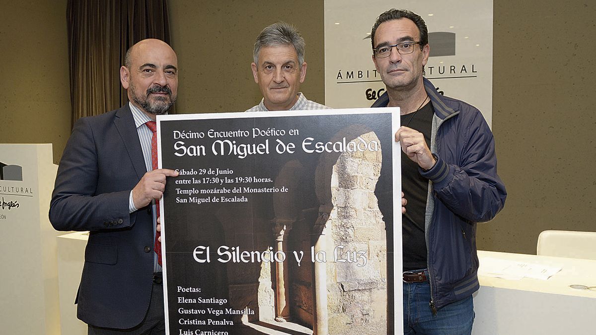 Juan Carlos Vázquez, Alfredo García y Manuel Ángel Rodríguez con el cartel de la décima edición. | MAURICIO PEÑA