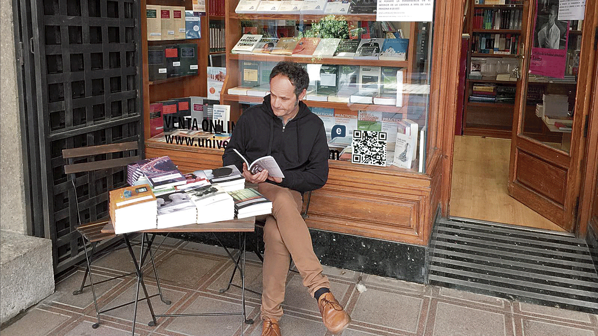 El editor y librero Héctor Escobar a la entrada de la Librería Universitaria.