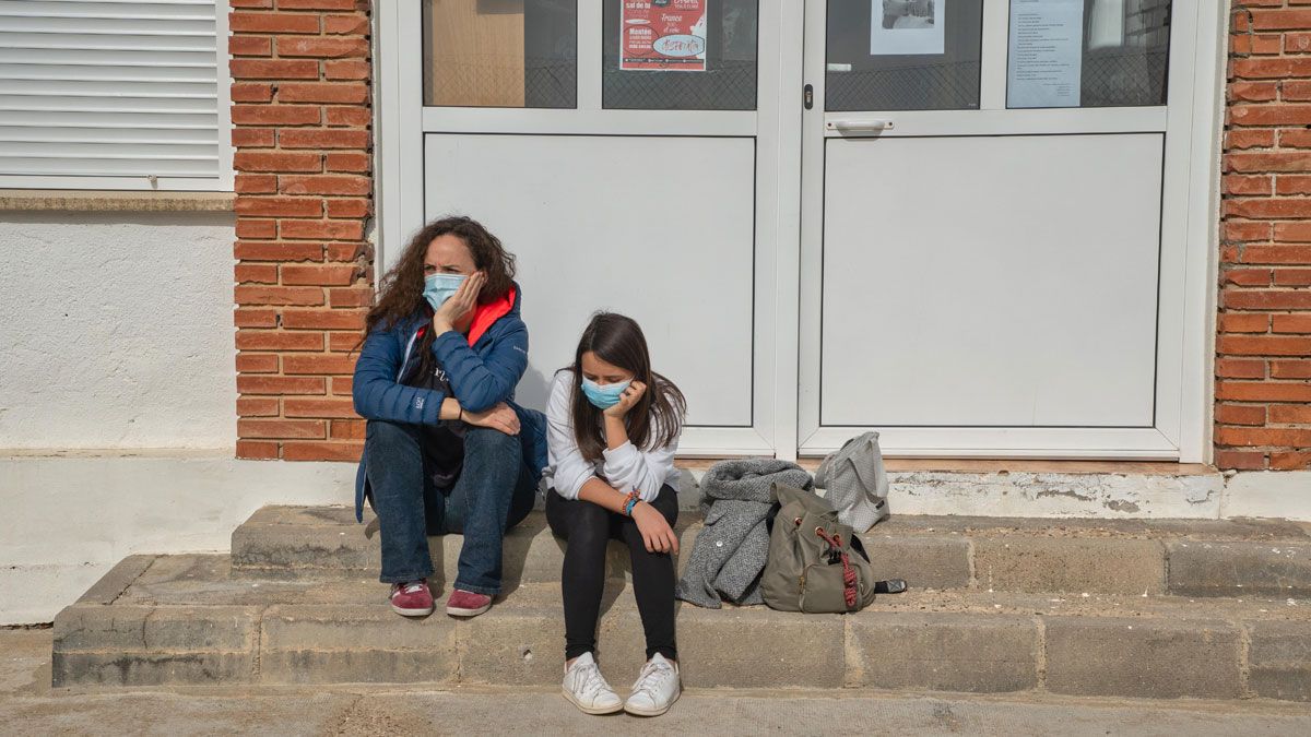 Ángela y su tutora Laura a la puerta del colegio de Torrecilla. | ICAL