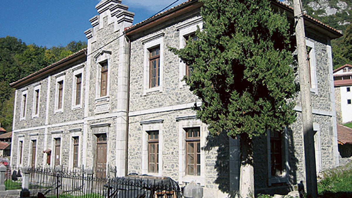 Aspecto actual de la monumental escuela de Soto de Sajambre financiada por Félix de Martino que abrió sus puertas en 1907.
