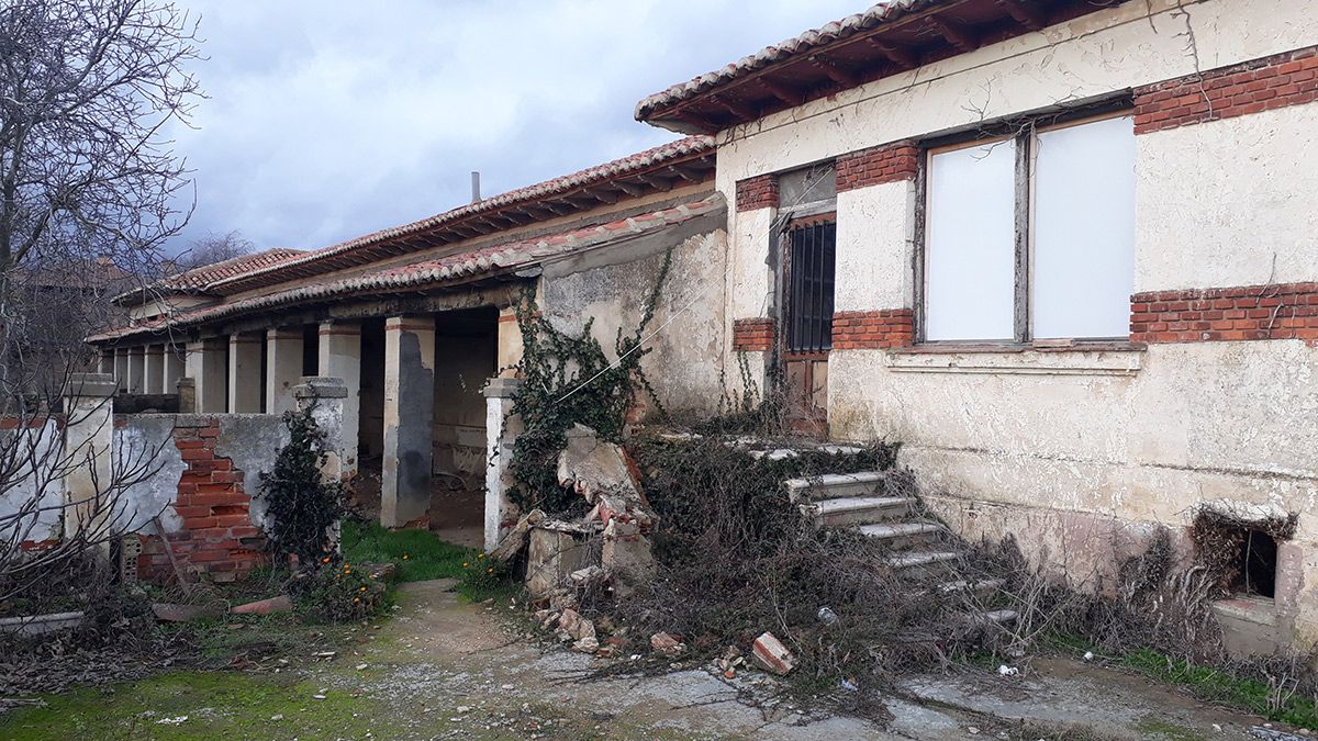 El edificio se encuentra en un estado evidente de abandono