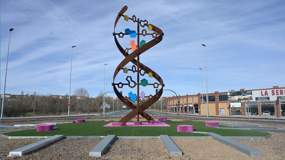 Escultura del ADN en la rotonda de Alfageme. | JESÚS F. SALVADORES