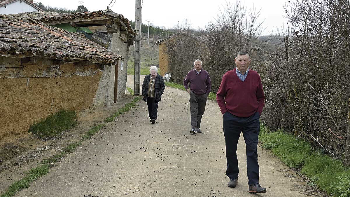 Los tres únicos vecinos que residen habitualmente en Espinosa de Almanza, uno de los pueblos con menos habitantes de la provincia de León. | MAURICIO PEÑA