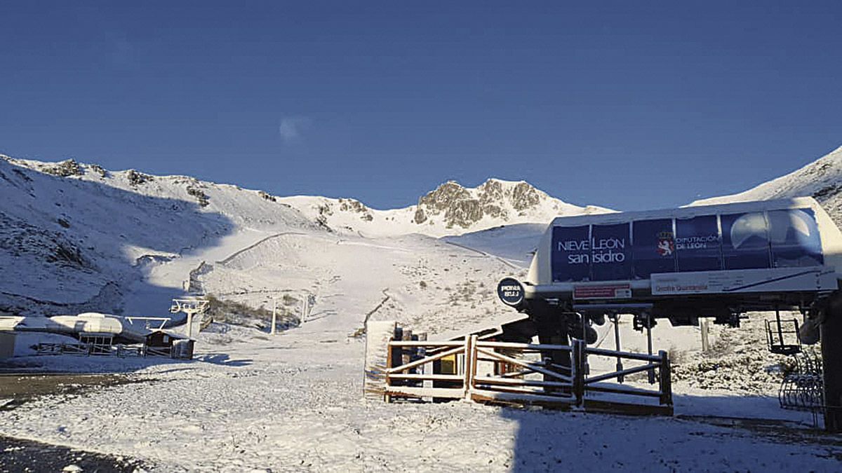 Aspecto que presentaba la estación de esquí de San Isidro a primera hora de este martes.  | L.N.C.