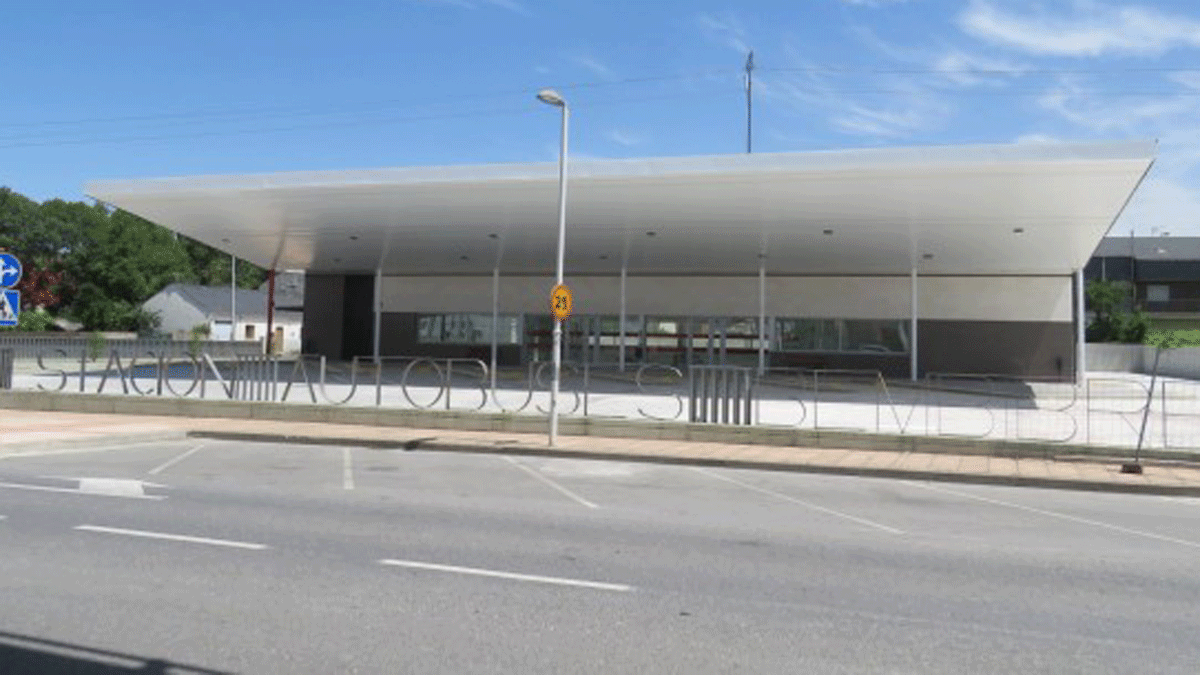 La estación de autobuses de Bembibre terminada pero aún sin transporte de viajeros a falta de licitar la gestión. | L.N.C.