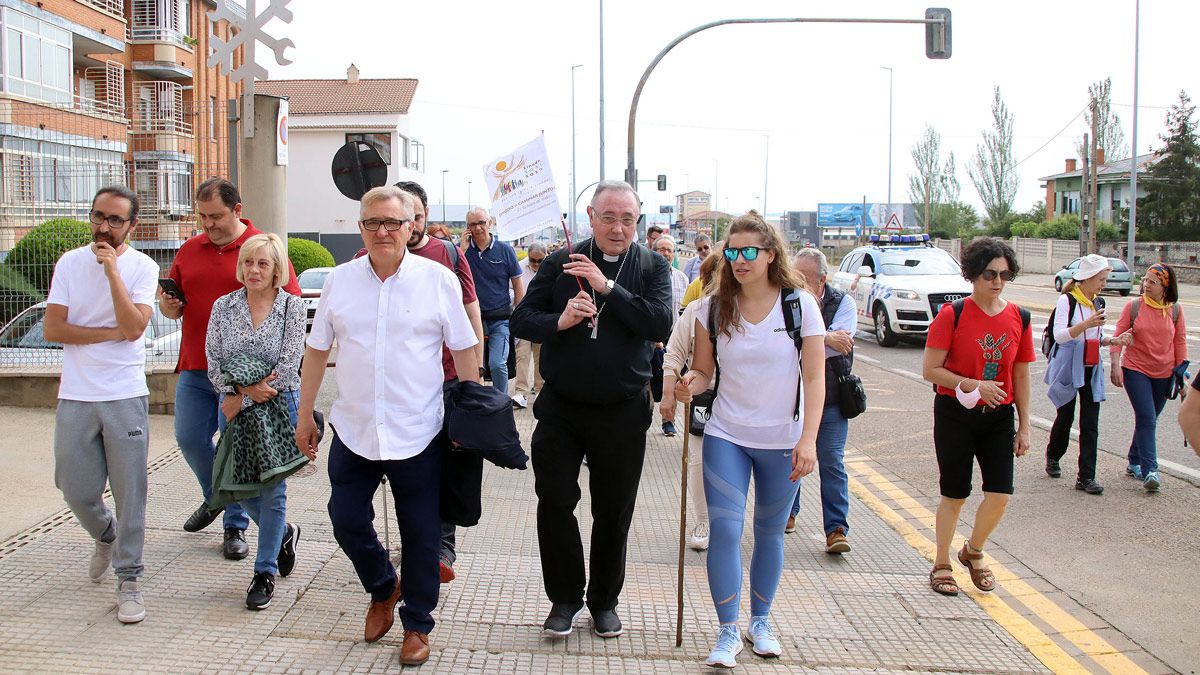 El alcalde de Valverde de La Virgen, David Álvarez, el obispo, Luis Ángel de las Heras, y la delegada, Ester Muñoz. | PEIO GARCÍA / ICAL