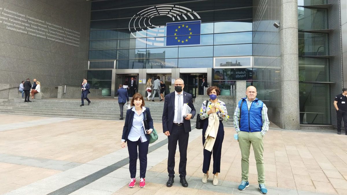 Ramón y los concejales que se han desplazado a Bruselas, ante el edificio del europarlamento.