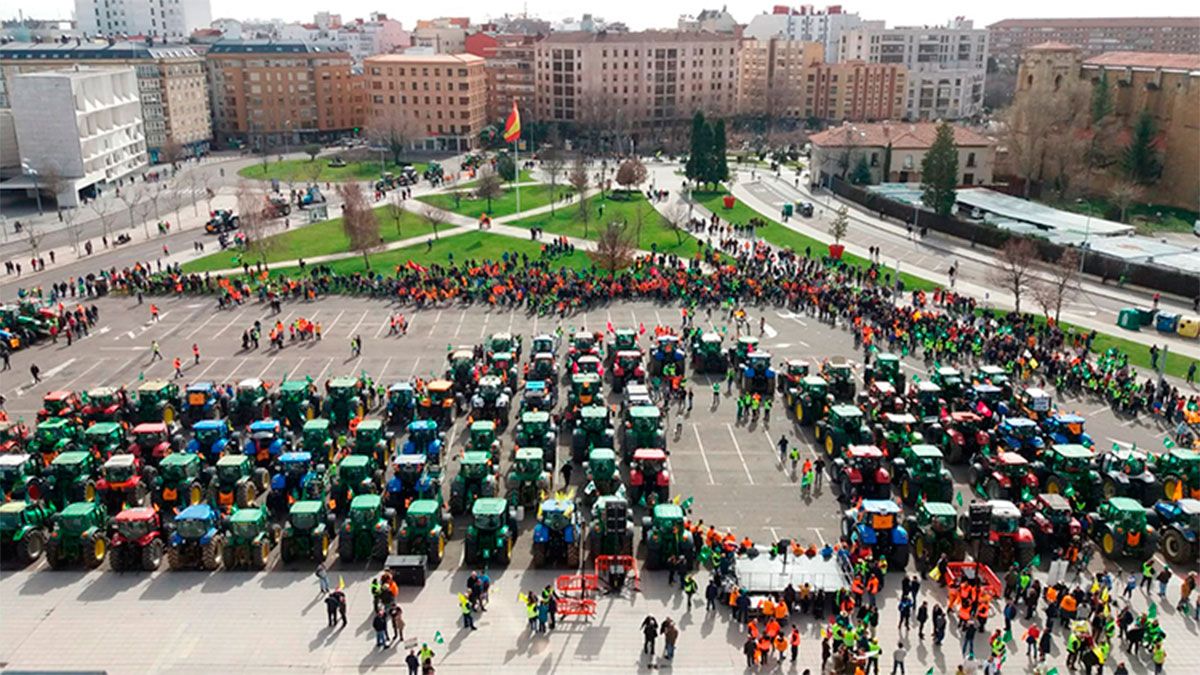 Vista cenital de la Explanada de los Pendones, con el parking ocupado por tractores de una manifestación. | MAURICIO PEÑA