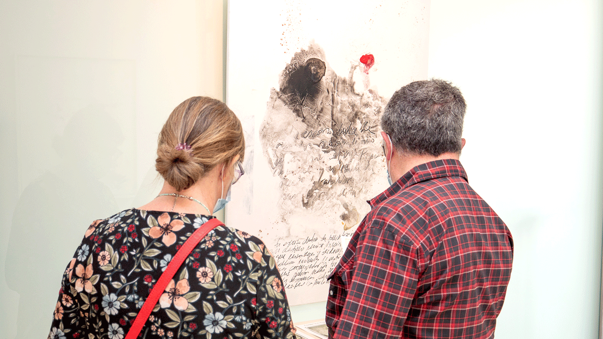 Contemplando la obra de Federico Eguía en la galería Alemi. | VICENTE GARCÍA