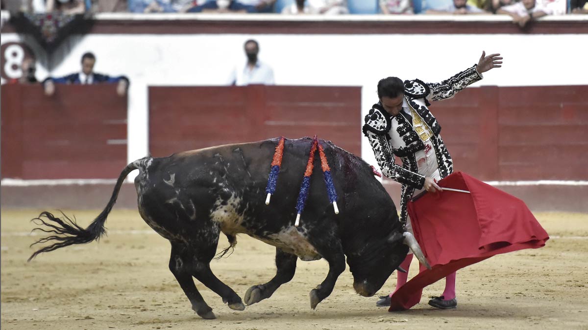 Un momento de la última corrida de toros de Enrique Ponce en la Feria de San Juan y San Pedro de León. | SAÚL ARÉN