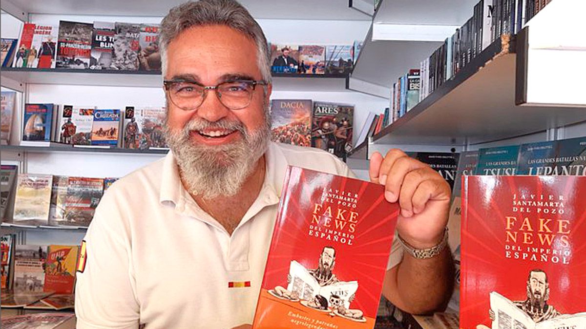 El autor madrileño de raíces leonesas, Javier Santamarta, con el libro que presenta este miércoles en el Musac.