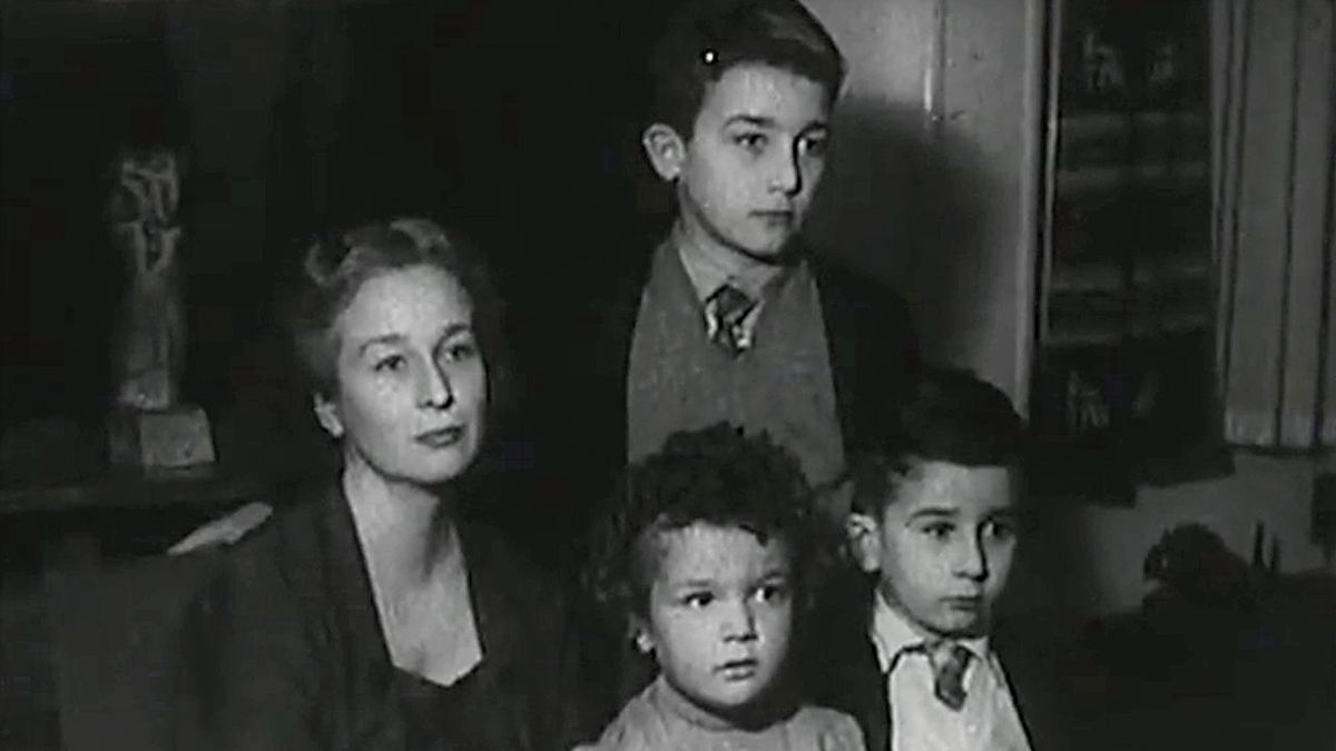 Felicidad Blanc con sus tres hijos, Juan Luis, Michi y LeopoldoMaría, en una imagen de ‘El desencanto’.