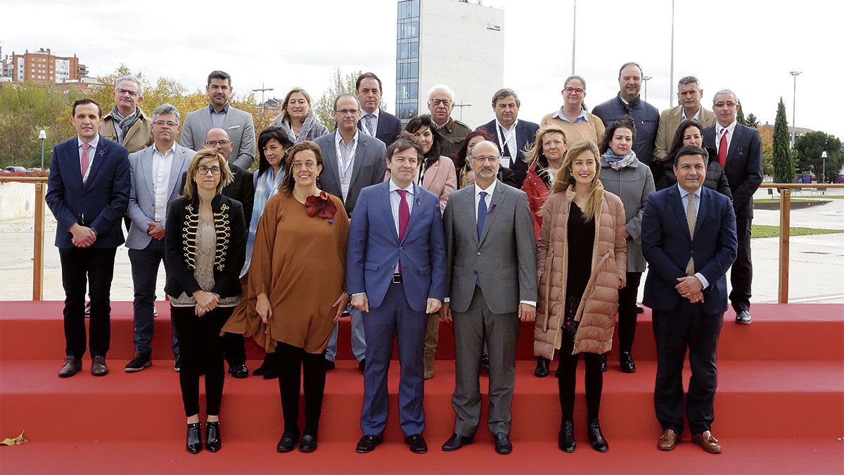 Los presidentes de la Junta y de las Cortes de Castilla y León posan con los nuevos responsables de la FRMP. | ICAL