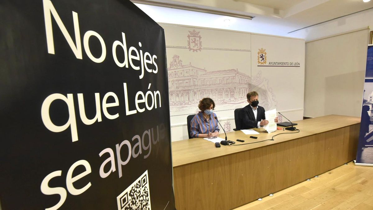 La concejala de Promoción Económica, Susana Travesí, y el secretario general adjunto de la Fele, Enrique Suárez. | SAÚL ARÉN