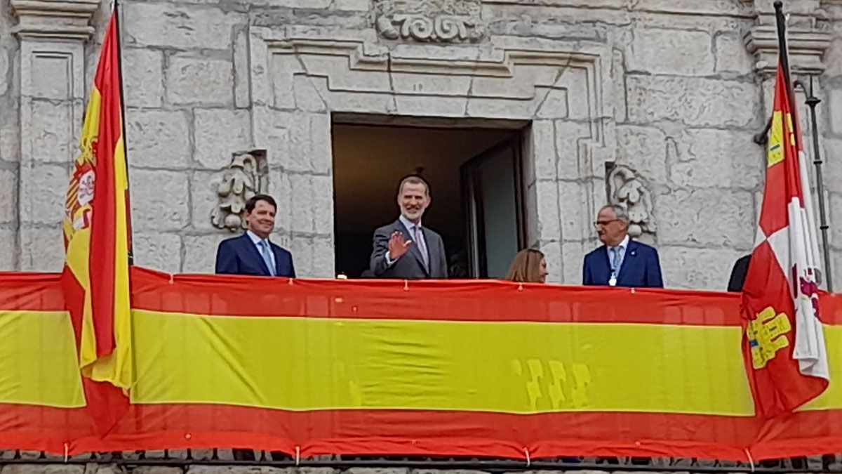 El alcalde quiso saludar a todos los ciudadanos a su llegada al Ayuntamiento de Ponferrada. | MAR IGLESIAS