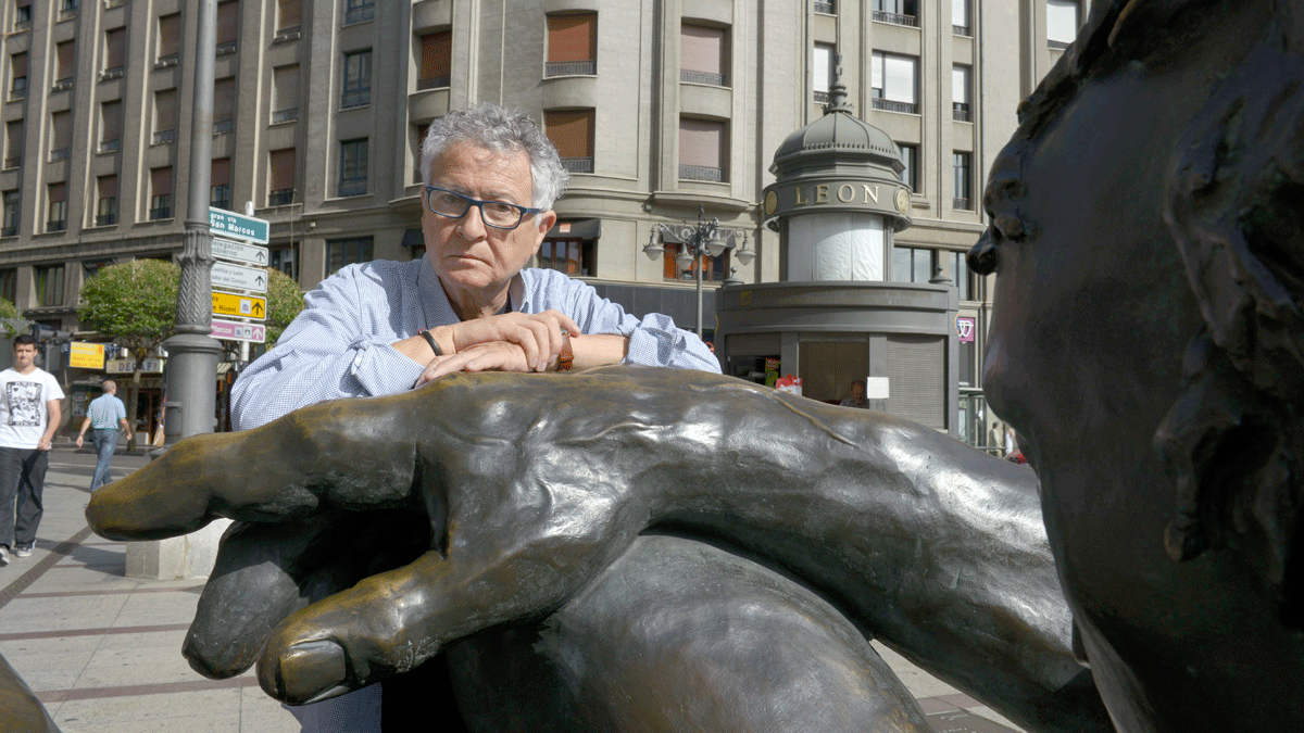 El dibujante José Antonio Fernánder, Fer, en una de sus frecuentes visitas a León. | MAURICIO PEÑA