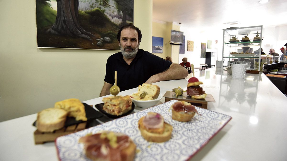 Francisco Fernández 'Tato', un inquieto hostelero que apuesta por la cultura, por los productos y por el buen trato al cliente. | SAÚL ARÉN