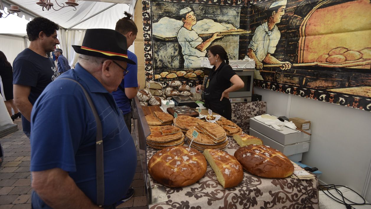 La Feria del Dulce de Benavides puso en marcha ayer la XIV edición en la plaza del Conde Luna de la localidad ribereña. | SAÚL ARÉN