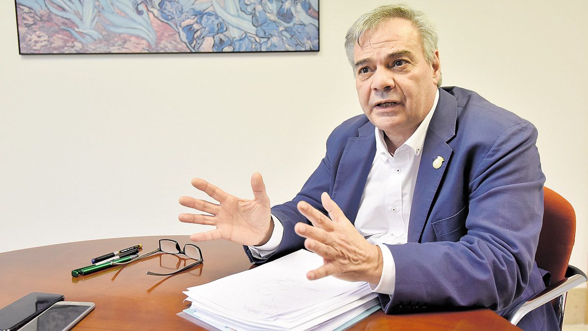 José Pedro Fernández Vázquez, en su despacho de la Gerencia de Atención Primaria de León. | SAÚL ARÉN