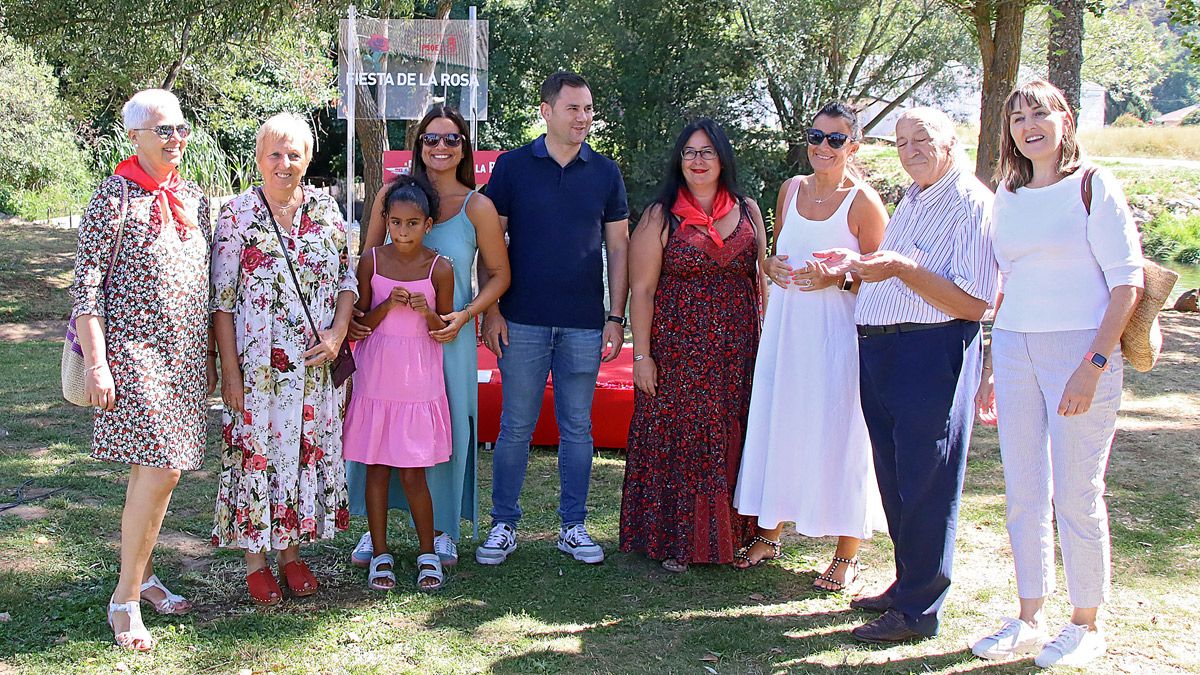 Sánchez y Cendón junto a otros miembros del PSOE en la Fiesta de la Rosa de Ferreras de Cepeda. | ICAL