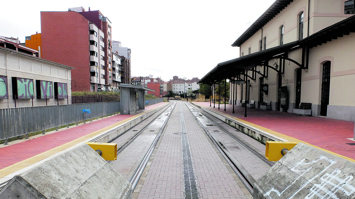 La nueva plataforma de Feve espera aún el tren-tranvía. | MAURICIO PEÑA
