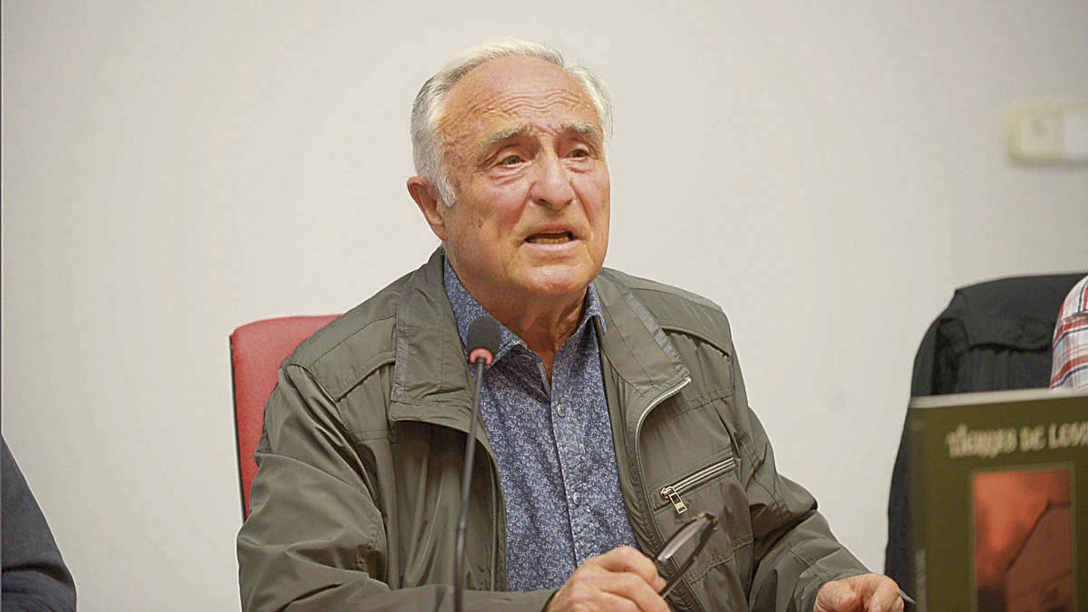 El poeta y escritor Ángel Fierro cierra su etapa poética con ‘Diáspora’. | MAURICIO PEÑA