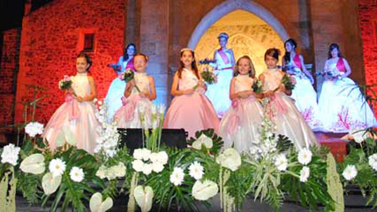 La última vez que se celebró la coronación de las reinas de las fiestas fue en agosto del 2011. | ABAJO