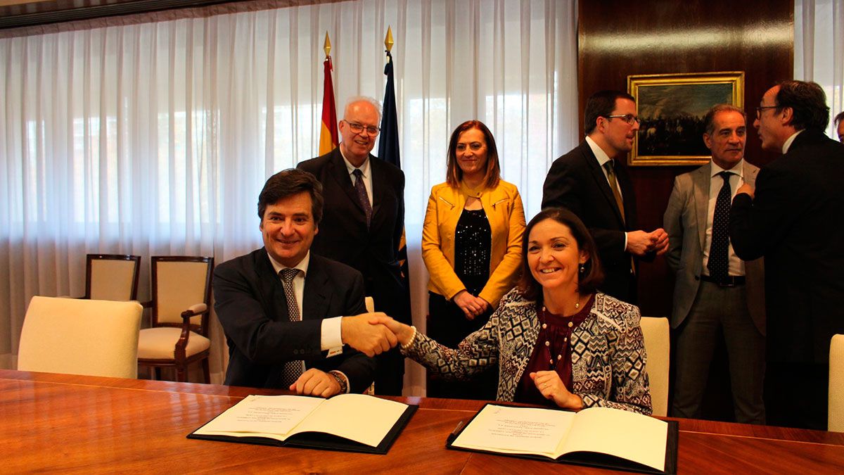 Momento de la firma del acuerdo entre el Gobierno y Network Steel.