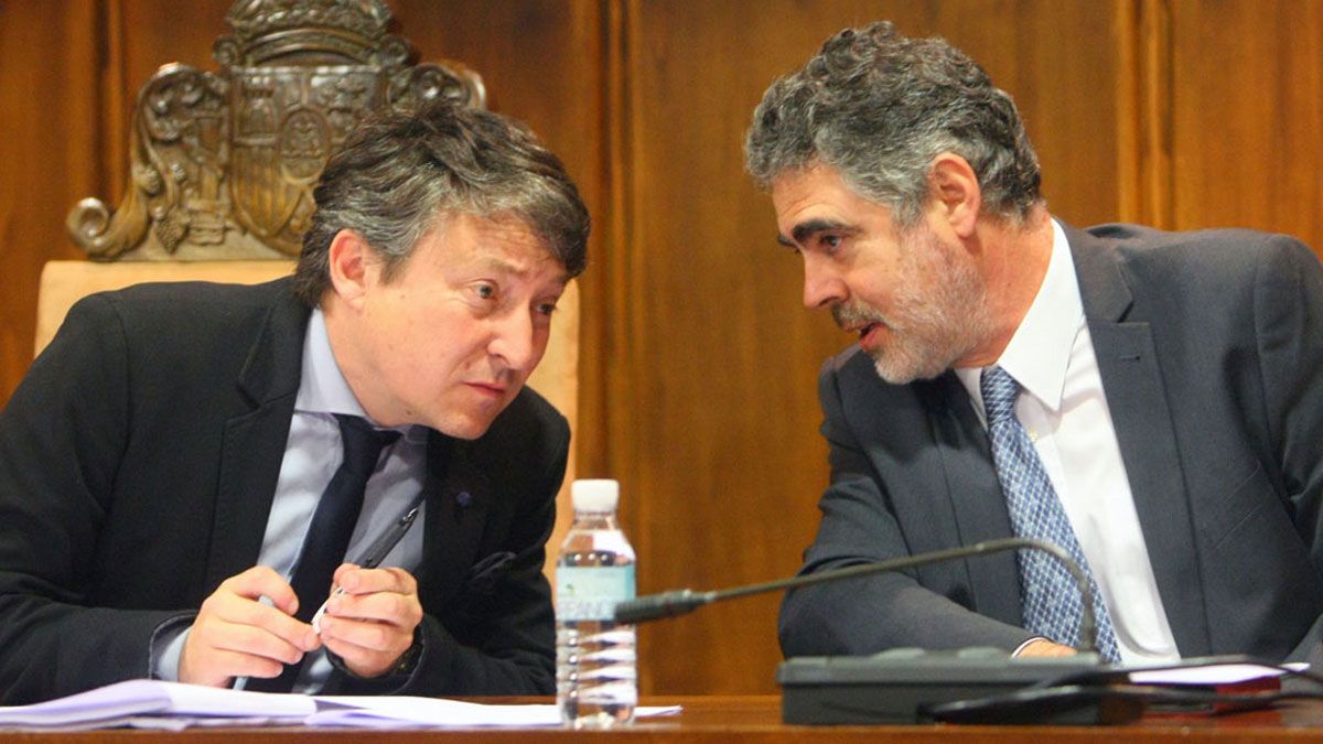 Samuel Folgueral y Fernando Álvarez, durante un pleno del Ayuntamiento. | C. SÁNCHEZ (ICAL)
