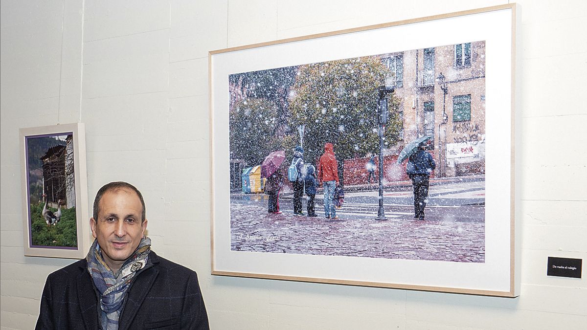 José Antonio Fontal ante su fotografía de una nevada en León. | VICENTE GARCÍA