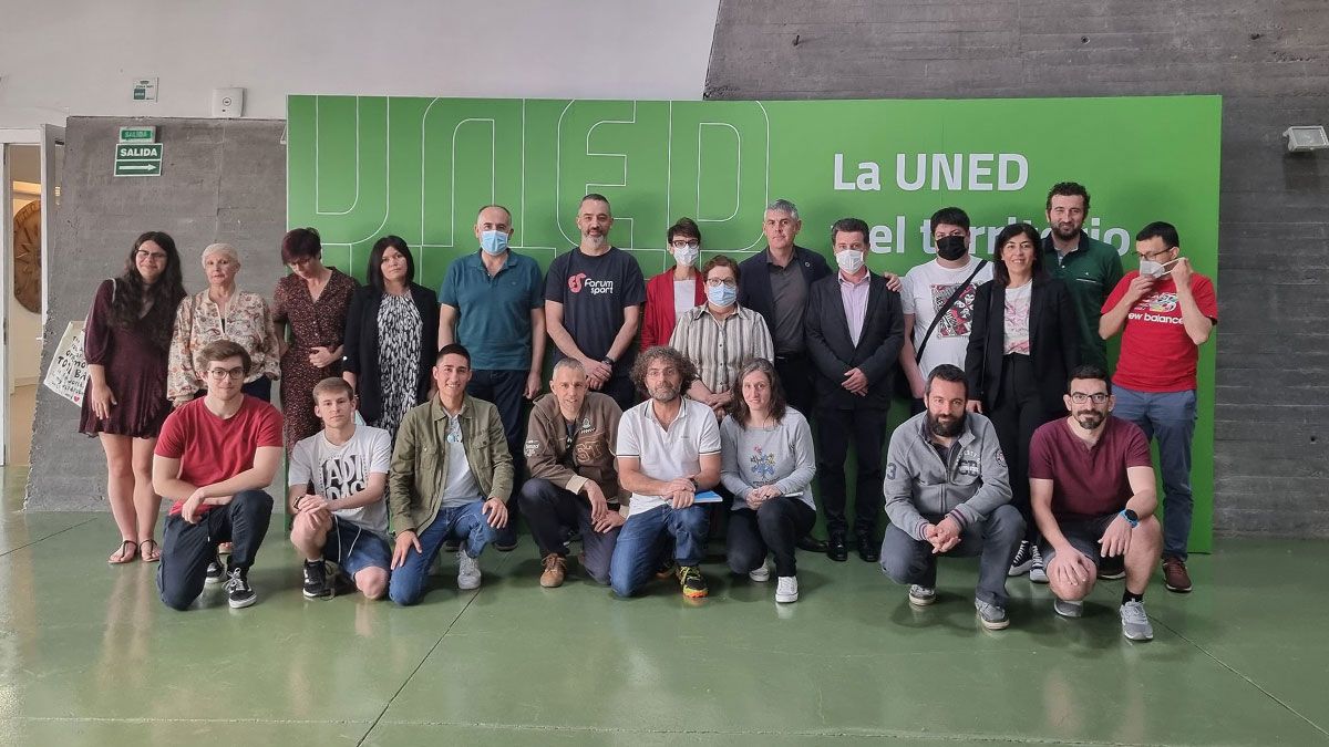 El equipo de trabajo del Centro Intecca, menos los técnicos que teletrabajan en Madrid y León, en la celebración de los 16 años, este miércoles | Uned