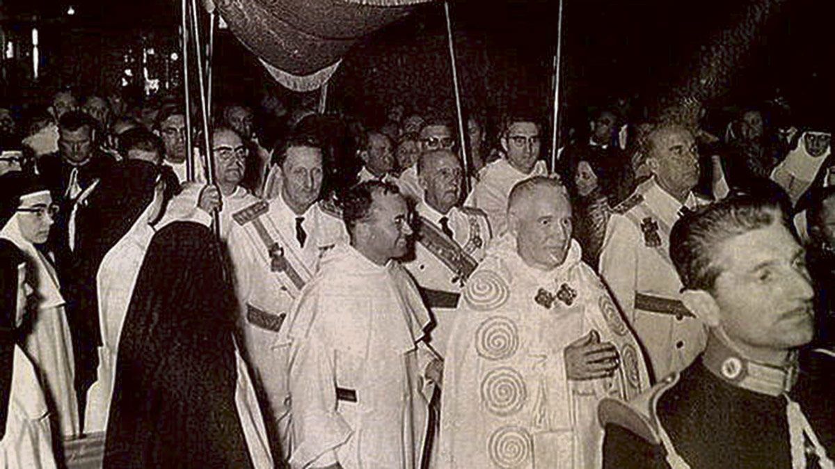 Una imagen habitual de la España franquista, el dictador Francisco Franco paseando bajo palio, en este caso en el Santuario leonés de La Virgen del Camino.