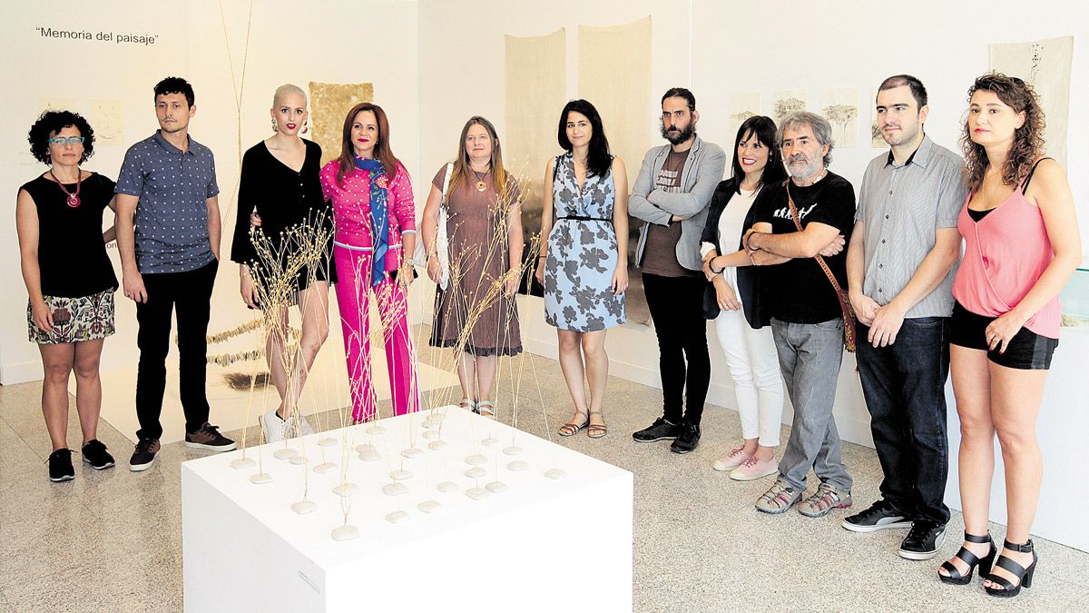 La presidenta de las Cortes, Silvia Clemente, con los artistas becados en 2017. | L.N.C.