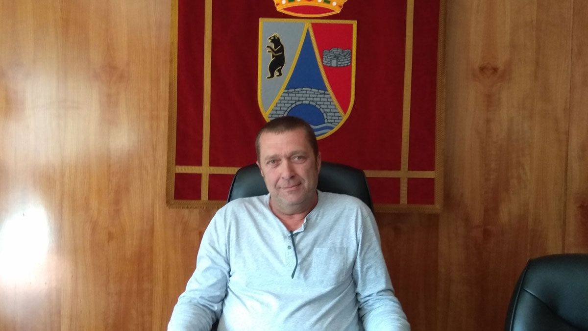 Gabino Colinas es alcalde del PSOE en Folgoso, pese a obtener el menor número de concejales, dos. | L.N.C.
