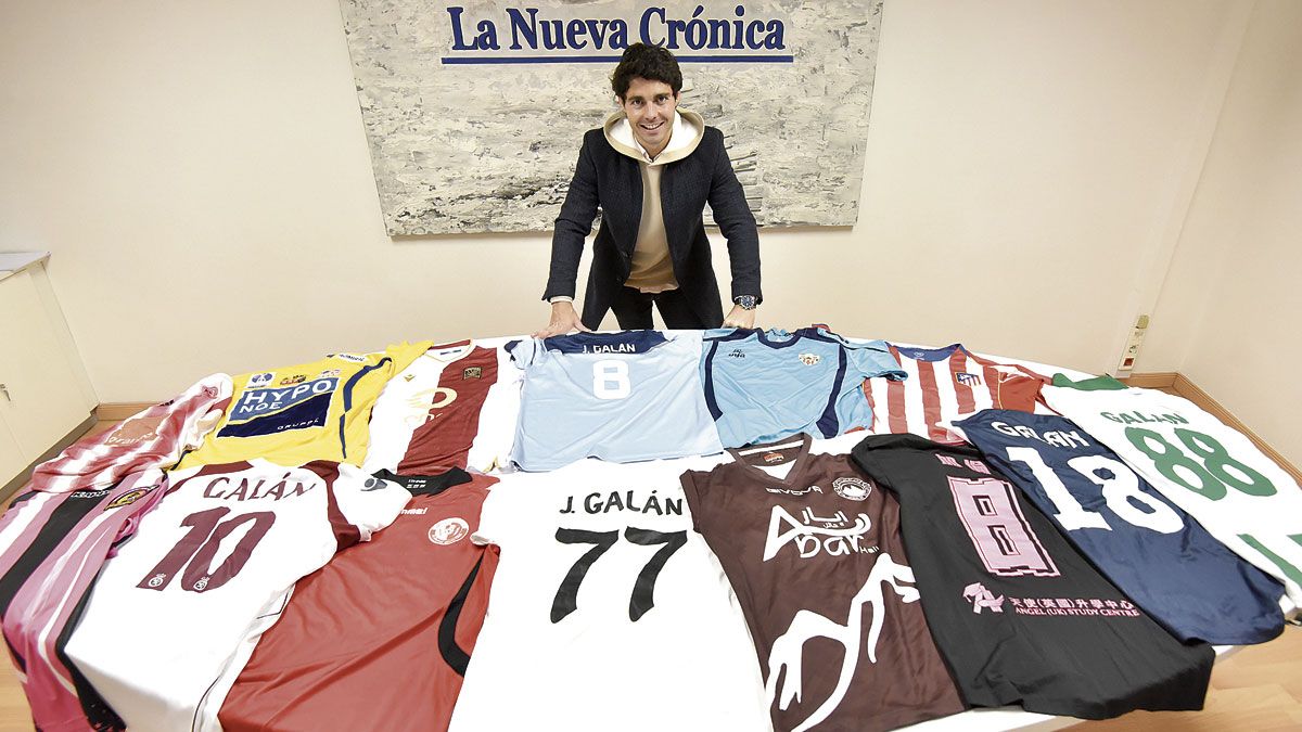 El leonés José Pedrosa Galán, con las camisetas de todos los equipos en los que ha militado a lo largo de su carrera. | SAÚL ARÉN