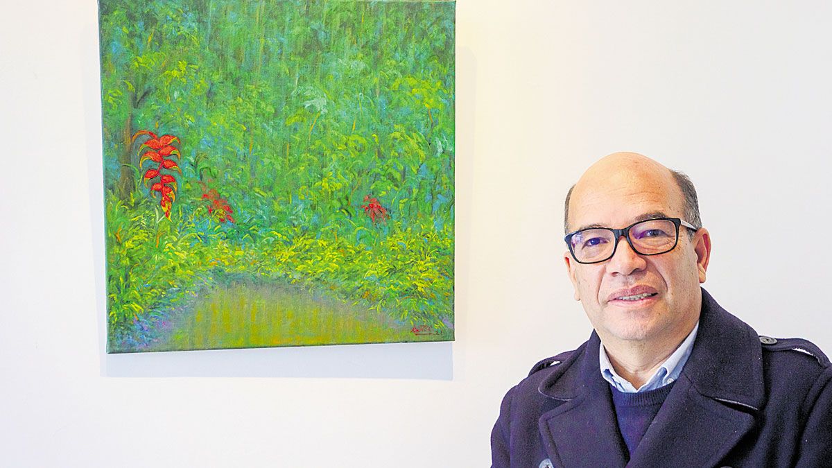 El paisajista colombiano Luis E. Ortiz en la inauguración de su exposición en la galería de arte Alemi. | VICENTE GARCÍA