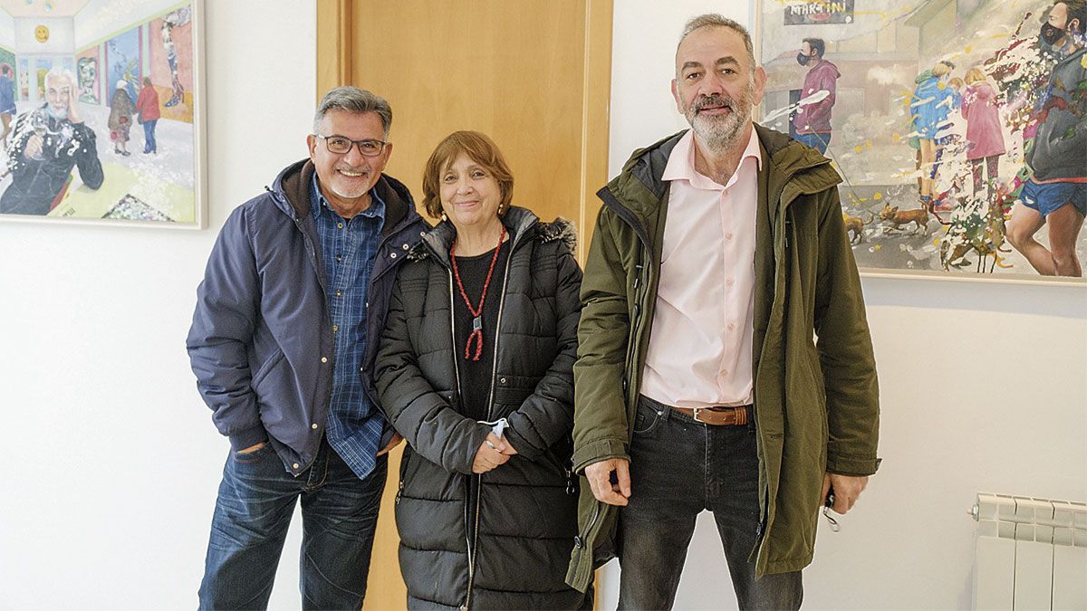 Nito Pereiro, Isabel Garrido y Jesús Pérez Hornero en la inauguración de la exposición colectiva en la galería Alemi. | VICENTE GARCÍA