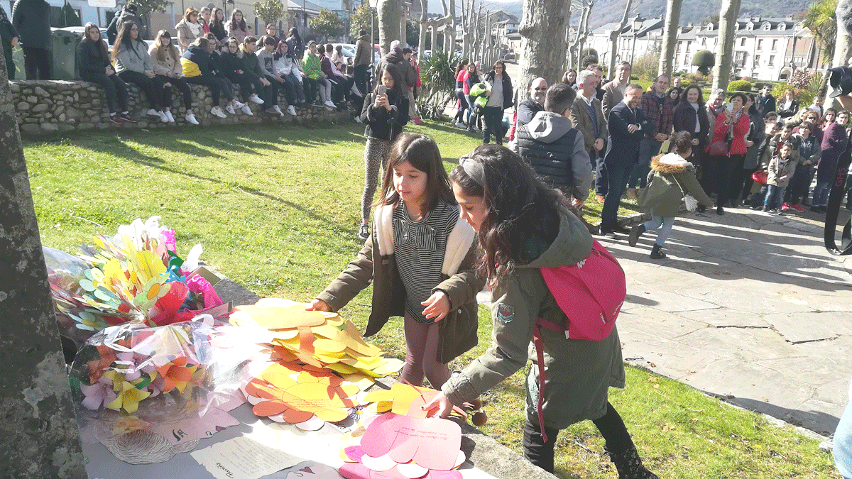 Escolares depositan flores ante el monumento a Ramón González-Alegre, con las autoridades al fondo. | D.M.