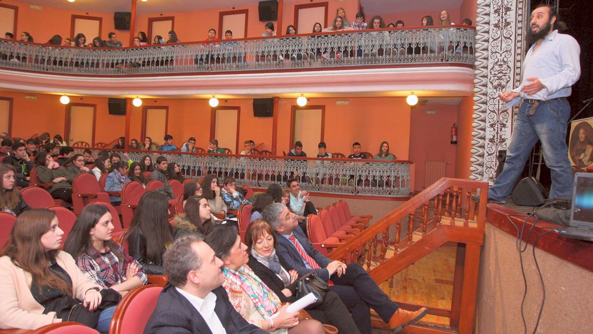 Imagen del acto de la pasada edición, con teatro, música y foros de debate en el coliseo Villafranquino. | Ical