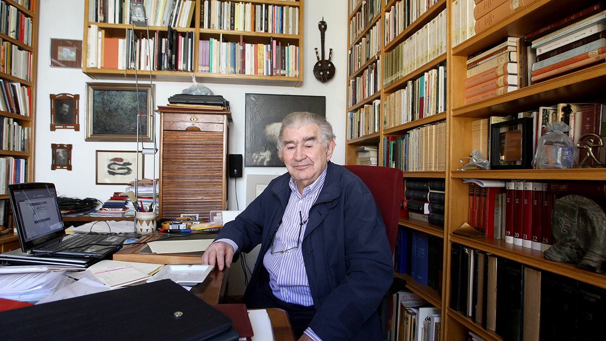 El escritor Antonio Gamoneda en el estudio de su casa en León. |  ICAL