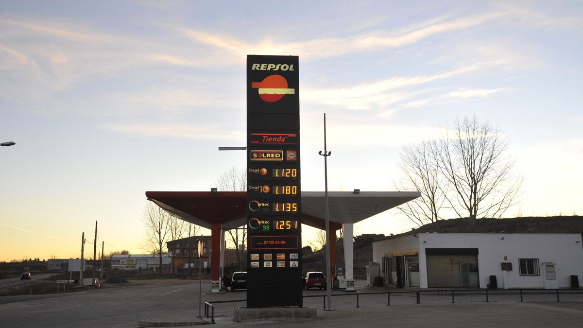 Tener en cuenta la gasolinera en la que se va a repostar es importante a la hora de ahorrar en combustible tanto en la capital como en la provincia. | DANIEL MARTÍN