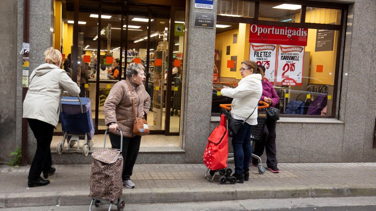 Personas haciendo compra en supermercados de Ponferrada antes de concretarse la cuarentena. | Ical
