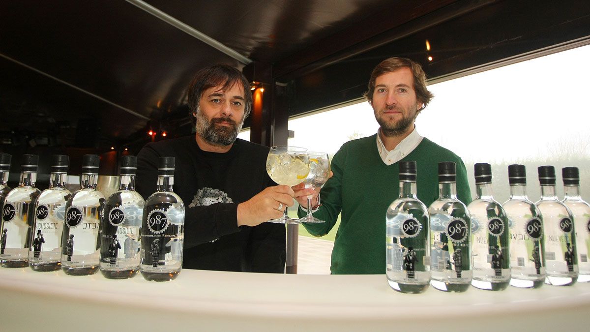 Juan Luis Mastache y Ángel Luis Escuredo, creadores de la ginebra 987 realizada con vino del Bierzo. | César Sánchez (Ical)