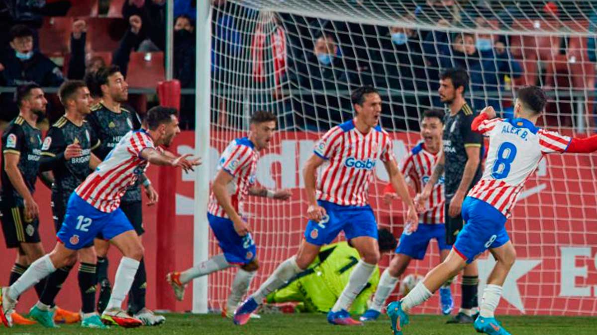 Los jugadores del Girona celebran un gol ante la decepción de los jugadores bercianos. | LA LIGA