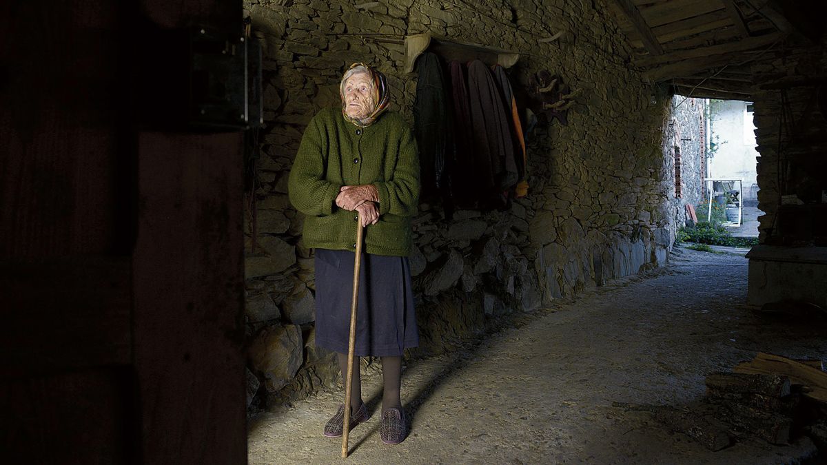 Gloria Robla Ropdríguez, 102 años, panderetera, tan solo se ayuda  de un bastón para moverse por la casa, el portalón o las calles. | MAURICIO PEÑA