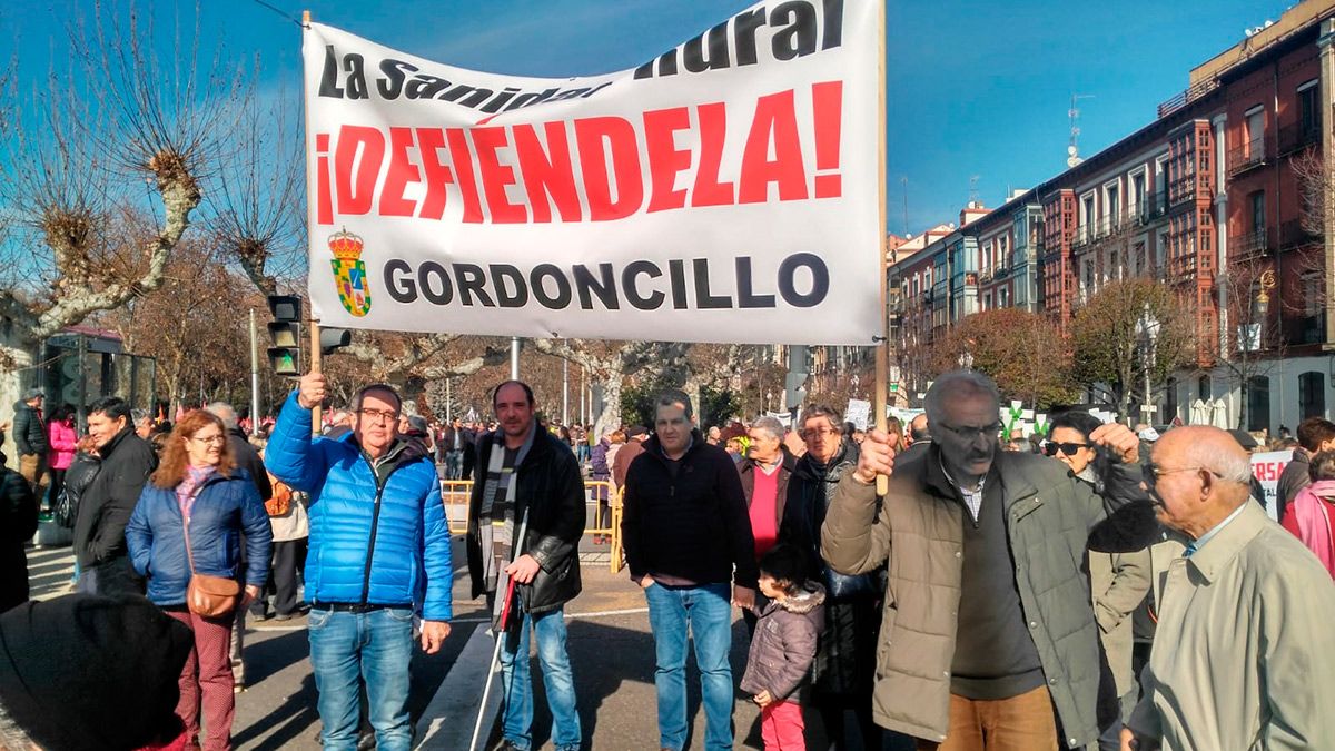 Vecinos de Gordoncillo en la manifestación en defensa de la sanidad pública este sábado en Valladolid. | L.N.C.