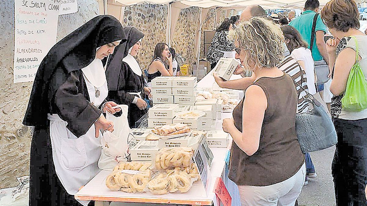 El Monasterio de Santa María la Real de Gradefes y sus inmediaciones acogen la V Feria Dulces del Convento. | L.N.C.