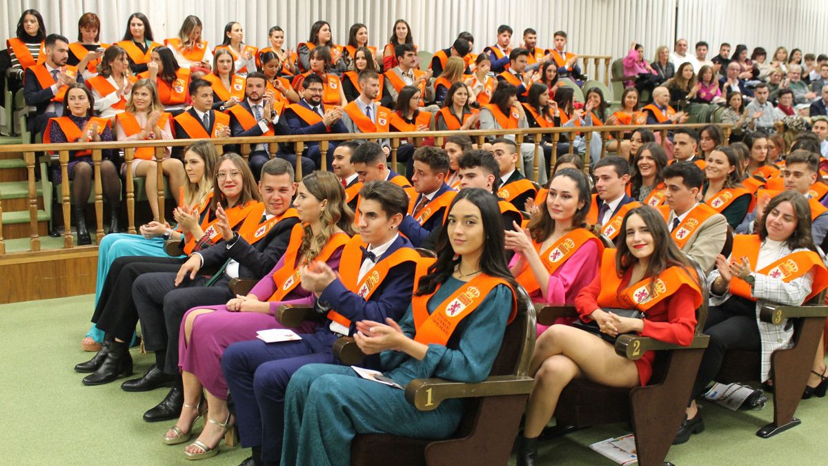 Algunos de los alumnos de la Facultad de Ciencias Económicas y Empresariales que se acaban de graduar. | L.N.C.