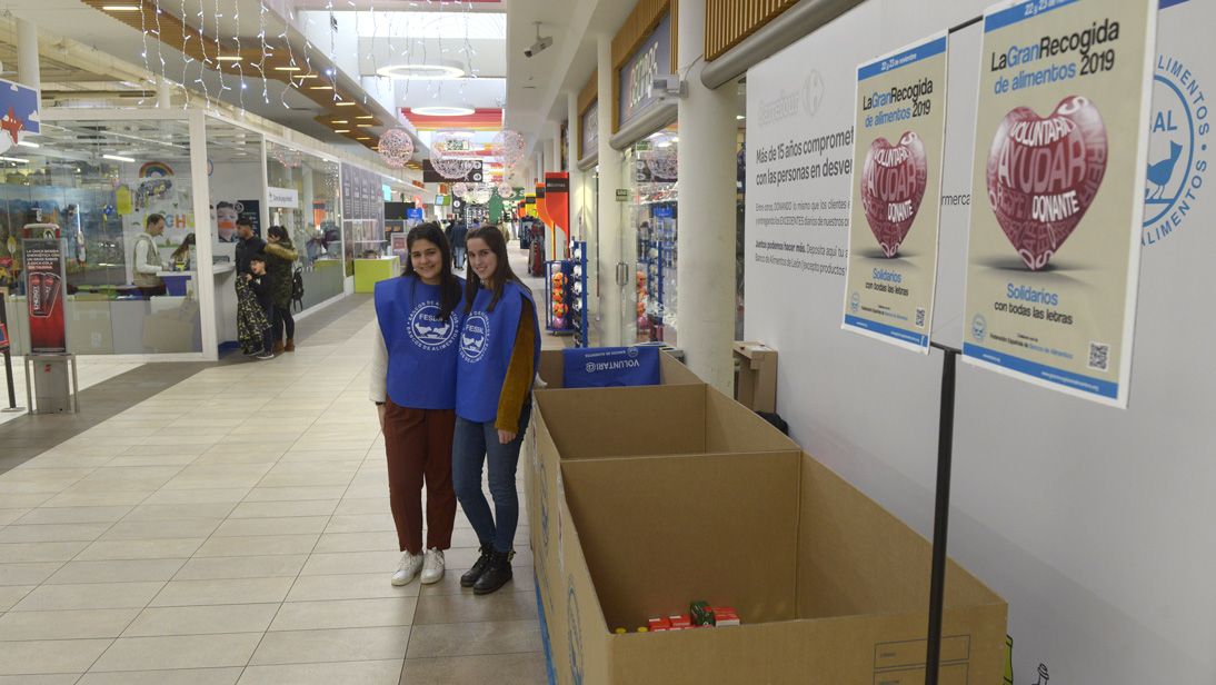 Dos de las voluntarias del Banco de Alimentos este viernes en Carrefour. | MAURICIO PEÑA