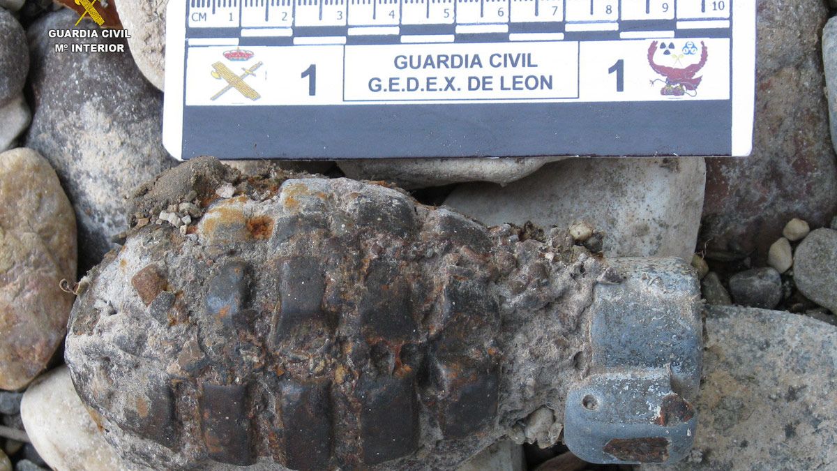 La granada de mortero encontrada en Puebla de Lillo. | L.N.C.